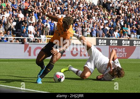 Wölfe Fußballspieler Adama Traore und Marcos Alonso aus Chelsea. Wolverhampton Wanderer gegen Chelsea im Molineux Stadium 14/09/2019 Stockfoto