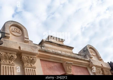 Llucmajor, Spanien; januar 21 2022: Bau des alten städtischen Marktes in der mallorquinischen Stadt Llucmajor, derzeit Sitz der Municipa Stockfoto