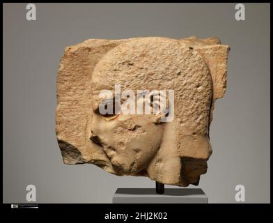 Fragment einer Marmorgrabstele mit dem Kopf einer Jugend 1st Viertel des 5th Jahrhunderts B.C. Griechisch das sehr kurze Haar, gut definierter Kiefer und unlächelnder Mund kennzeichnen dieses als ein Werk des frühen fünften Jahrhunderts B.C. das Auge war ursprünglich eingesetzt. Fragment einer Marmorgrabstele mit dem Kopf eines Jugendlichen 248640 Stockfoto