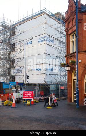 Der Hochgeschwindigkeits-Zugbahnhof in der Curzon Street in Birmingham ist während der Renovierung vollständig mit Gerüsten bedeckt Stockfoto