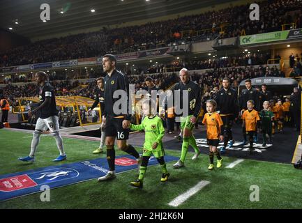 Wölfe Kapitän Conor Coady führt das Team Wolverhampton Wanderers gegen Manchester United im Molineux Stadium im Emirates FA Cup 04/01/2020 Stockfoto