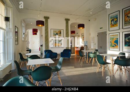 Das Innere des Cafés in Woodend, der Sommerresidenz des Sitwell in Scarborough, das einst ihr Esszimmer war Stockfoto