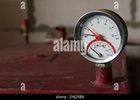 Thermometer auf Holz-Zentralheizung oben. Moderner Heizkessel für die Beheizung des Wohnhauses. Feuerholz ist erforderlich. Stockfoto