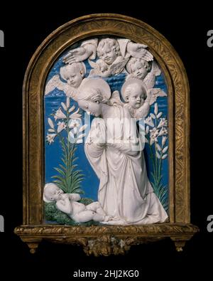 Jungfrau, die das Christkind nach 1479 anbeten Workshop von Andrea della Robbia Italienisch Dies ist eine möglicherweise einzigartige Variante mehrerer Varianten, die sich aus dem sogenannten La Verna-Altarbild ergeben, das Andrea del Robbia 1479 für die Brizi-Kapelle in der Chiesa Maggiore in La Verna ausgeführt hat. Siehe auch 65.181.24 und 39.186.2. Vergoldeter Holzrahmen nicht original. Jungfrau, die das Christkind anbeten. Workshop von Andrea della Robbia (Italienisch, 1435–1525). Italienisch, Florenz. Nach 1479. Glasierte Terrakotta. Skulptur Stockfoto