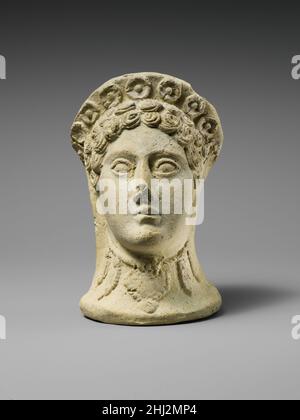 Terrakotta-Kopf einer Frau 4th. Jahrhundert v. Chr. Etrusker die Figur trägt ein kunstvolles Diadem und eine kunstvoll verzierte Halskette, Schmuckarten, die oft auf Votivköpfen aus den Heiligtümern von Cerveteri im Süden Etruriens abgebildet sind. Etruskische Anhänger deponierten oft Opfergaben von Terrakotta-Köpfen, scheinbar stilisierte Porträts, für Gefälligkeiten, die von den Göttern erwartet oder empfangen wurden. Solche Opfer wurden häufig in speziellen Gräben innerhalb eines heiligen Bezirks begraben. Terrakotta-Kopf einer Frau. Etrusker. 4th Jahrhundert v. Chr.. Terrakotta. Spätklassik. Terrakotta Stockfoto