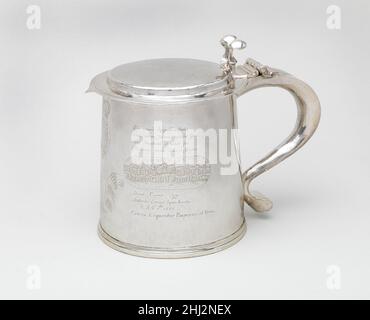 TANKARD mit eingravierten Szenen der Großen Pest und des Großen Feuers von London 1675/76 I N British die auf diesen Tankards eingravierten Szenen zeigen die traumatischen Ereignisse des Feuers von London (1666) und der Großen Pest (1665). Die Tankards wurden als Geschenke an die Freunde von Sir Edmund Berry Godfrey in Auftrag gegeben, der in Anerkennung seiner Verdienste um die Stadt zum Ritter geschlagen wurde. Er wurde später ermordet, vielleicht von Parteien, die Karl II. Stürzen und die katholische Herrschaft wiederherstellen wollten. TANKARD mit eingravierten Szenen der Großen Pest und des Großen Feuers von London. Großbritannien, London. 1675/76. Silber. M Stockfoto