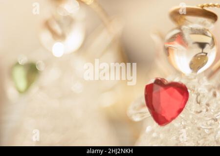 Transparente Statuetten von kleinen Engeln mit Herzen in den Händen. Stockfoto