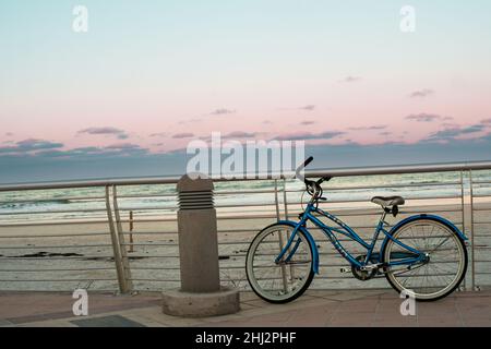 Die wunderschönen Küsten von Daytonas Beach, Florida, wie aus dem ebenso schönen Gehweg gezeigt wird, den der Strand in der Nähe des Daytonas Beach Pier zu bieten hat Stockfoto