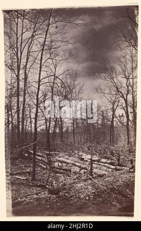[Das Schlachtfeld der Wildnis] 1864 Unbekannt Es gibt noch viel über die Rolle der Kamera während des Bürgerkrieges zu lernen. Eines Tages werden wir vielleicht mehr über einige der faszinierendsten Feldaufnahmen des Krieges wissen: Die makabren Studien von Schädeln und unbegrabenen Knochen, die ein unbekannter Fotograf auf dem Schlachtfeld der Wildnis entdeckt hat, auf dem die Generäle Robert E. Lee und Ulysses S. Grant im Mai 1864 blutig gekämpft hatten. Es scheint wahrscheinlich, dass diese Fotos aus der unmittelbaren Nachkriegszeit stammen, während der Aufräumarbeiten. Gedruckt von Negativen, die wahrscheinlich unbeabsichtigt während der Entwicklung solarisiert wurden Stockfoto