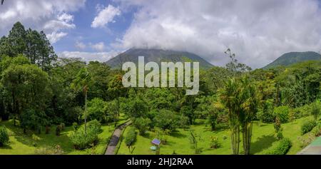 Blick auf den wolkenbedeckten Vulkan, Arenal Observatory Lodge, Fortuna, Provinz Alajuela, Costa Rica Stockfoto