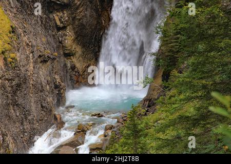 Rosenlaui-Wasserfall in der Rosenlaui-Schlucht, UNESCO-Weltkulturerbe, Meiringen, Kanton Bern, Schweiz Stockfoto