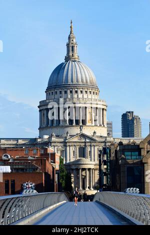 Millennium Bridge und St Paul's Cathedral in London, England, Großbritannien Stockfoto