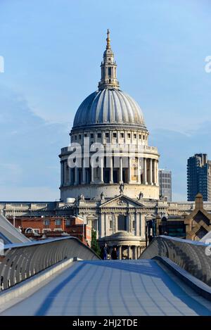 Millennium Bridge und St Paul's Cathedral in London, England, Großbritannien Stockfoto