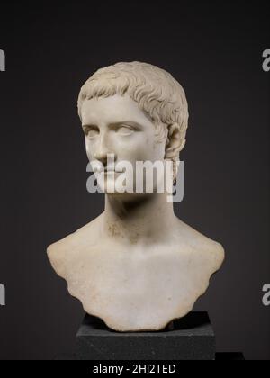 Marmorportrait Büste des Kaiser Gaius, bekannt als Caligula A.D. 37–41 Roman der für Augustus geschaffene Porträtstil wurde von seiner Familie und unmittelbaren Nachfolgern übernommen, um die Einheit und Kontinuität der Julio-Claudianischen Dynastie zu betonen. Diese schöne Büste von Caligula (r. 37 – 41 n. Chr.) weist regelmäßige Merkmale und sorgfältig gestaltete Haarsträhnen auf, die denen in den Porträts des Augustus ähneln. Hier hat der Künstler aber auch etwas von Caligulas Eitelkeit und Grausamkeit in der stolzen Wendung des Kopfes und den dünnen, gespülten Lippen vermittelt. Hören Sie Experten beleuchten die Geschichte dieses Kunstwerks Hören Sie Play oder pa Stockfoto