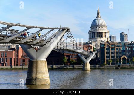 Millennium Bridge und St Paul's Cathedral in London, England, Großbritannien Stockfoto