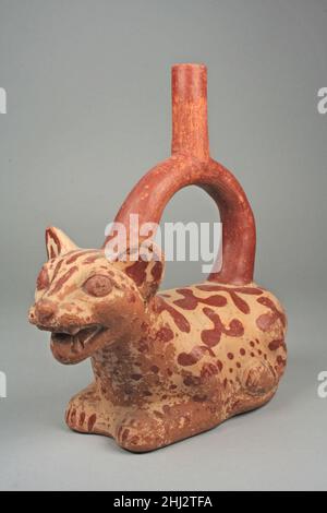 Spotted Feline Bottle 4th–7th Century Moche Dieses Keramikgefäß mit Bügel und Auslauf, das eine knarlende Pampas-Katze darstellt, wurde von Töpfern der peruanischen Moche-Kultur Mitte des ersten Jahrtausends n. Chr. angefertigt. Moche-Künstler waren große Beobachter der natürlichen Welt und stellten Tiere mit viel Liebe zum Detail dar. Dies ermöglicht oft die genaue Identifizierung des Gegenstands. Hier hat der Keramiker die markanten Fell- und Beinmarkierungen sowie den buschigen Schwanz der Pampaskatze (Leopardus colocolo) eingefangen. Katzen, darunter Pumas, Jaguare und Pampas-Katzen, sind ein beliebtes Thema in Moche ce Stockfoto