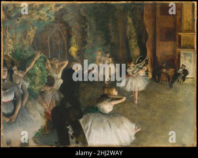 Die Probe des Balletts auf der Bühne ca. 1874 Edgar Degas Französisch Es gibt drei ähnliche Versionen dieser Szene, und ihre genaue Beziehung hat die Gelehrten seit Jahrzehnten verführt. Das größte, in Grisaille gemalte Musée d’Orsay, Paris, erschien 1874 in der ersten impressionistischen Ausstellung. Die beiden anderen, vorläufig datiert im selben Jahr, befinden sich in der Sammlung des Metropoliten. Dieses Gemälde ging wahrscheinlich der Version in Pastell (29.100.39) voraus, die freier gehandhabt wird. Die Bedeutung, die Degas der Komposition beimißt, zeigt sich in den vorbereitenden Zeichnungen, die er für fast jeden angefertigt hat Stockfoto