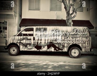 Living Dolls Van in Key West, Florida, FL, USA. Adult Club in der Duval Street auf der Fleming St. Painted Van mit Werbung für Gentleman's Club. Stockfoto