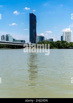 Donau mit Copa Strand, Donauturm, DC-Towers, SPÖ, Wien, Österreich Stockfoto