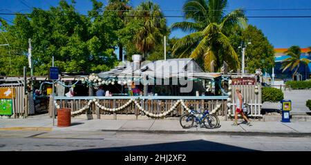 B.O.’s Fish Wagon, gelegen an der Caroline Street in Key West, Florida. Ein unkonventionelles Restaurant in einer Treibholzhütte, in dem gebratener Fisch und Krabbenfalter ausgezischt werden. Stockfoto