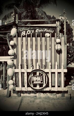 B.O.’s Fish Wagon, gelegen an der Caroline Street in Key West, Florida. Ein unkonventionelles Restaurant in einer Treibholzhütte, in dem gebratener Fisch und Krabbenfalter ausgezischt werden. Stockfoto