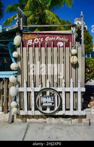 B.O.’s Fish Wagon, gelegen an der Caroline Street in Key West, Florida. Ein unkonventionelles Restaurant in einer Treibholzhütte, in dem gebratener Fisch und Krabbenfalter ausgezischt werden. Stockfoto