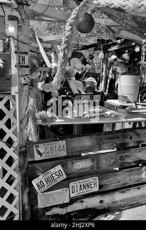 B.O.’s Fish Wagon, gelegen an der Caroline Street in Key West, Florida. Ein unkonventionelles Restaurant in einer Treibholzhütte, in dem gebratener Fisch und Krabbenfalter ausgezischt werden. Stockfoto