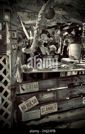 B.O.’s Fish Wagon, gelegen an der Caroline Street in Key West, Florida. Ein unkonventionelles Restaurant in einer Treibholzhütte, in dem gebratener Fisch und Krabbenfalter ausgezischt werden. Stockfoto