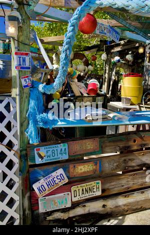 B.O.’s Fish Wagon, gelegen an der Caroline Street in Key West, Florida. Ein unkonventionelles Restaurant in einer Treibholzhütte, in dem gebratener Fisch und Krabbenfalter ausgezischt werden. Stockfoto