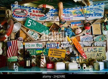 B.O.’s Fish Wagon, gelegen an der Caroline Street in Key West, Florida. Ein unkonventionelles Restaurant in einer Treibholzhütte, in dem gebratener Fisch und Krabbenfalter ausgezischt werden. Stockfoto