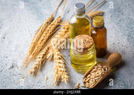 Weizen und Weizenöl in Flaschen Stockfoto