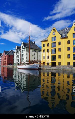 Hausfront im Wasser reflektiert, Steinhäuser, Jugendstil, Alesund, More Og Romsdal, Norwegen Stockfoto