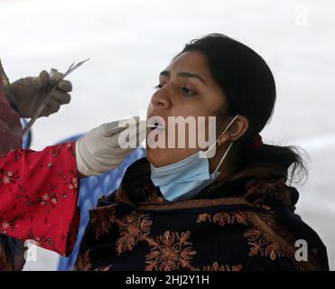 Dhaka, Bangladesch. 26th Januar 2022. Eine Frau durchläuft einen Polymerase Chain Reaction (PCR)-Test per Tupfer, um die COVID-19 Coronavirus-Krankheit am Mugda Medical University Hospital zu erkennen, nachdem die Omicron-Variante der Covid-19-Fälle im Land erhöht wurde. Am 26. Januar 2022 in Dhaka, Bangladesch. (Foto von Habibur Rahman/ Eyepix Group) Quelle: Eyepix Group/Alamy Live News Stockfoto