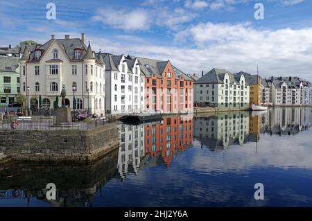 Steinhäuser spiegeln sich in einem Hafenbecken, Segelschiff und kleine Boote vor, Jugendstil, Alesund, mehr Og romsdal, Norwegen Stockfoto