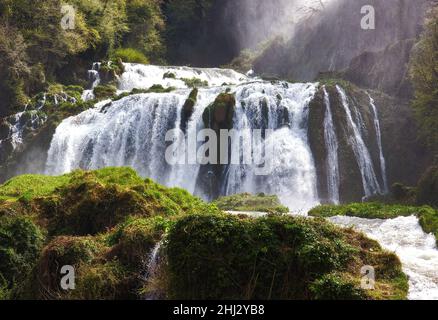 Die Cascata delle Marmore (Marmore Falls) ist ein von Menschen geschaffener Wasserfall, der von den alten Römern in der Nähe von Terni in Umbrien, Italien, geschaffen wurde. Stockfoto