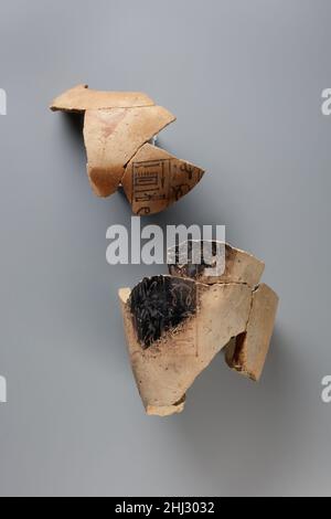 Fragmente eines kanopischen Keimes, eingeschrieben für Senimen ca. 1479–1458 v. Chr. Neues Königreich Fragmente mehrerer Kanopiegefäße, darunter ein fragmentarischer Deckel mit Menschenkopf, wurden während der Ausgrabungen des Museums in der Nähe des Theban-Grabes (TT) Nr. entdeckt 252, das Grab eines Mannes namens Senimen. Als hoher Beamter unter Thutmosis II. Und der gemeinsamen Herrschaft von Hatschepsut und Thutmose III. War er Verwalter und Erzieher der Prinzessin Neferure, Thutmose II. Und Hatschepsuts Tochter. Der Zweck der Kanonikgläser im alten Ägypten war es, die während des Verstorbenen entfernten Eingeweide zu halten und zu schützen Stockfoto