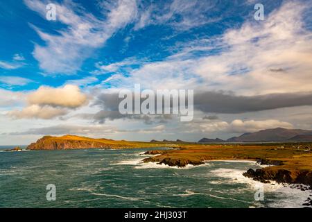 Coumeenoole Beach mit bewölktem Himmel, Dingle Peninsula, Kerry, Irland Stockfoto