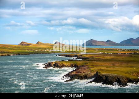 Coumeenoole Beach mit bewölktem Himmel, Dingle Peninsula, Kerry, Irland Stockfoto