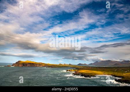 Coumeenoole Beach mit bewölktem Himmel, Dingle Peninsula, Kerry, Irland Stockfoto