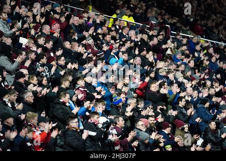 Fans von Heart of Midlothian kommen zu einem Momentanapplaus in Erinnerung an Devin Gordon, einen leidenschaftlichen Herz-Unterstützer, der letzte Woche während des Cinch Premiership-Spiels im Tynecastle Park, Edinburgh, tragisch ums Leben kam. Bilddatum: Mittwoch, 26. Januar 2022. Stockfoto