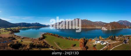 Drohnenbild, Wanderweg durch das Naturschutzgebiet Blinklingmoos bei Strobl am Wolfgangsee, Blick Richtung Sankt Wolfgang mit Schafberg Stockfoto