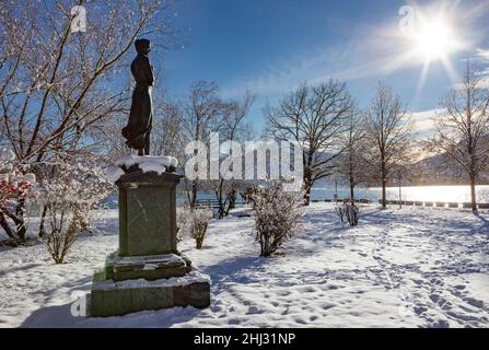 Micheline Gräfin von Almeide Denkmal an der Seepromenade in Mondsee, Salzkammergut, Oberösterreich, Österreich Stockfoto