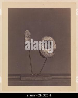 Exkisiertes Kniegelenk. A Round Musket Ball in the Inner Condyle of the Right Femur [Gardiner Lewis, Company B, Nineteenth Indiana Volunteers] 1866–67 William Bell American, Born Britain präsentierte sich wie Fragmente einer alten Skulptur, diese Knochengruppe war das rechte Knie von Union Private Gardiner Lewis, Der in der Schlacht von Gettysburg durch einen runden Musketball verwundet wurde. Es ist das Exemplar Nummer 1956 in der Sammlung des Armeemedizinsmuseums. Das 1862 im Auftrag von Präsident Lincoln gegründete Army Medical Museum – heute das National Museum of Health and Medicine – ist einer der wichtigsten Wissenschaftler Stockfoto