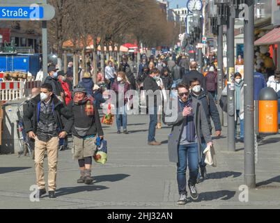 Straßenszene, Einkaufsstraße, Menschen mit Gesichtsmasken, Wilmersdorfer Straße, Charlottenburg, Berlin, Deutschland Stockfoto