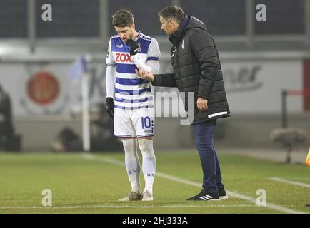 Duisburg, Deutschland. 26th Jan, 2022. firo: 01/26/2022 Fuvuball: Fußball: 3rd Bundesliga, Saison 2021/2022 MSV Duisburg - 1.FC Magdeburg Trainer Hagen Schmidt, mit Moritz Stoppelkamp Credit: dpa/Alamy Live News Stockfoto