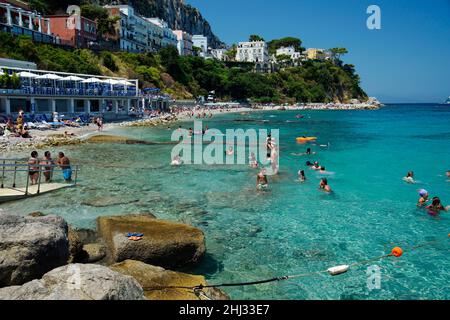 Touristen am Strand, Marina Grande, Capri Island, Kampanien, Italien Stockfoto