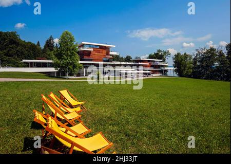 Buchheim Museum und Liegestühle davor, Bernried, Oberbayern, Bayern, Deutschland Stockfoto