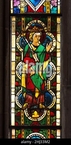 Glasmalerei mit Kaiser Heinrich II. 1340–50 Österreichisch die Kirche des Heiligen Leonhard wurde in den frühen Jahrzehnten des 14. Jahrhunderts erbaut, mit einigen ihrer Chor- und Kapellenfenster im Jahr 1350. Das Programm der Chorfenster umfasste Szenen aus dem Leben Christi sowie Bilder der zwölf Apostel und lokal verehrten Heiligen. Siebzehn Paneele aus sechs verschiedenen Fenstern in Saint Leonhard sind jetzt in drei Lanzettenfenstern in der gotischen Kapelle am Kreuzgang installiert. Das mittlere Fenster enthält narrative Szenen, während ruhigere, ikonische Bilder die beiden Flanken besetzen Stockfoto