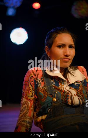 Schauspielerin, die eine Figur auf der Bühne eines Theaters darstellt. Mit seinem Körper macht er verschiedene Gesten und Ausdrücke. Sesi Theater, Salvador, Bahia, Br Stockfoto