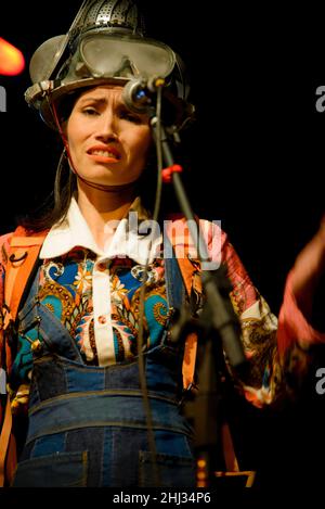 Schauspielerin, die eine Figur auf der Bühne eines Theaters darstellt. Mit seinem Körper macht er verschiedene Gesten und Ausdrücke. Sesi Theater, Salvador, Bahia, Br Stockfoto